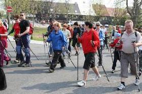 Жители Красноуфимска осваивают скандинавскую ходьбу