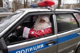 Полицейский Дед Мороз навестил неблагополучные семьи
