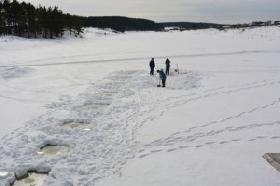 На реке Уфа начали распиливать лед