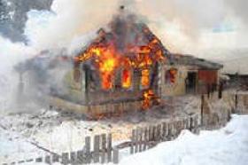 В поселке Сарана сгорели два частных жилых дома и автомобиль