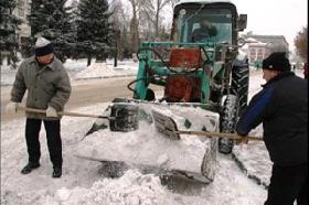 Дорожники и жители города очищают канавы от снега