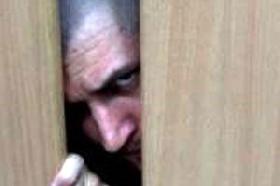 Красноуфимский неплательщик алиментов спрятался от сотрудников полиции в шкафу